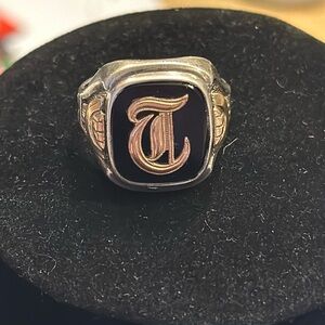 Men’s 14k signet “T” ring.